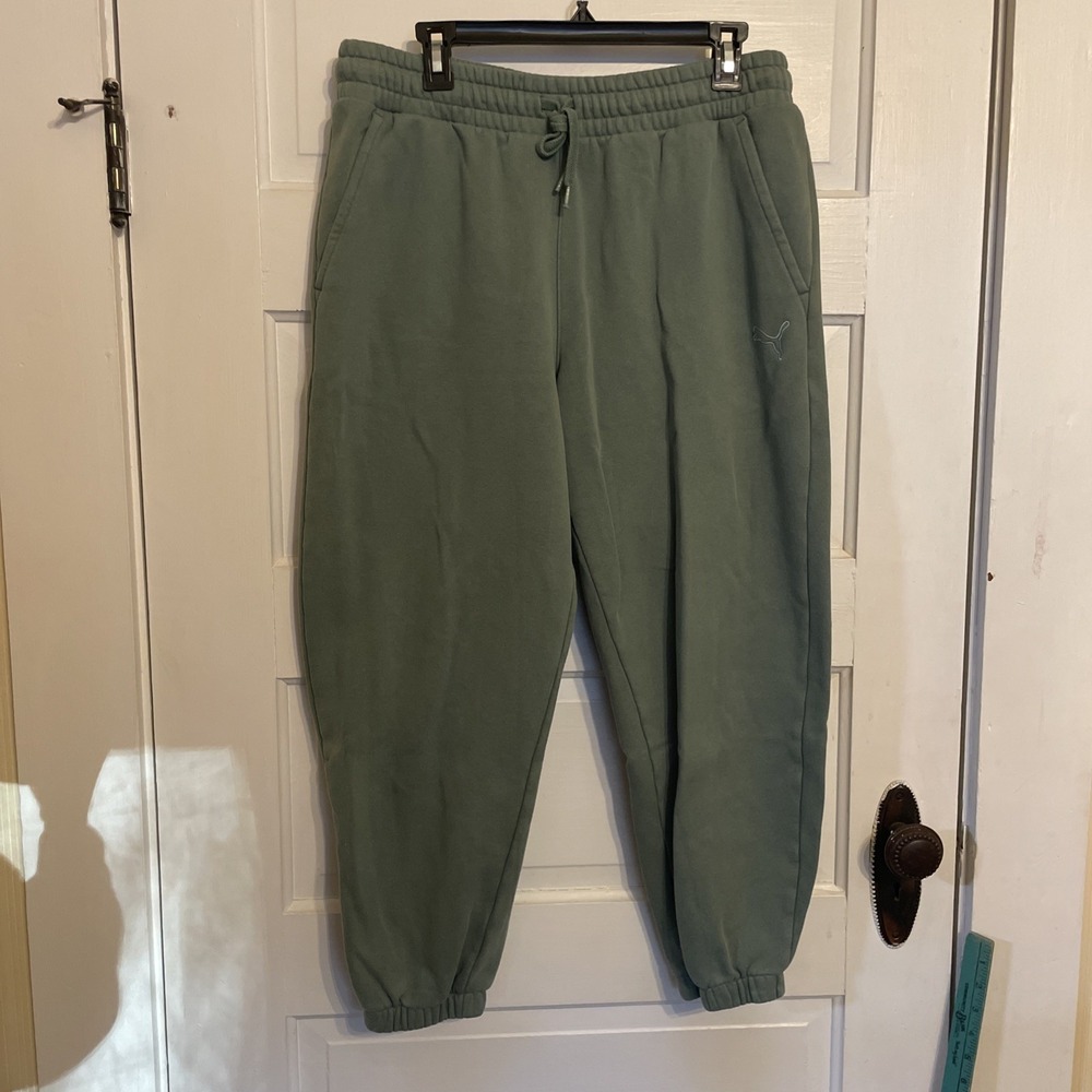 Green PUMA Drawstring Sweats Size‎ Large with Pockets and Logo On Front